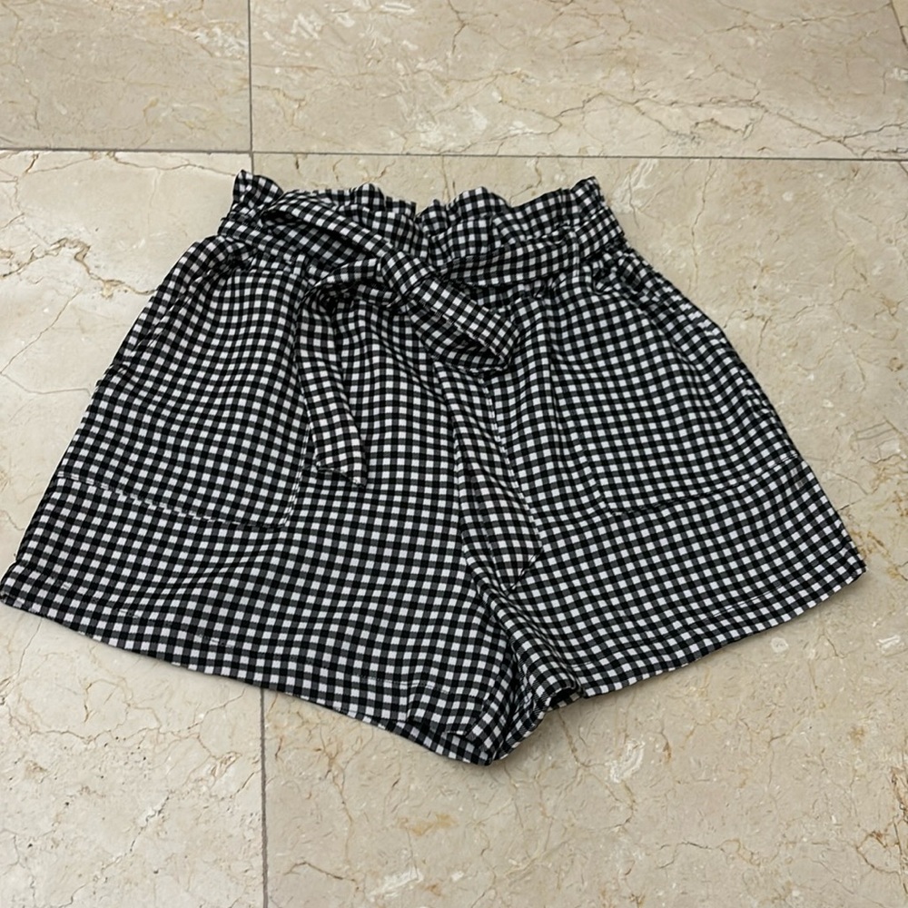 Black and white pleated short. Sz:M with side pockets